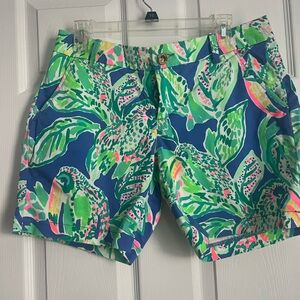 Lilly Pulitzer size 8 Women’s Jayne 8 inch inseam shorts in VGUC
